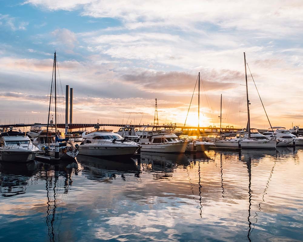 ¿Qué titulación necesito para manejar un barco?