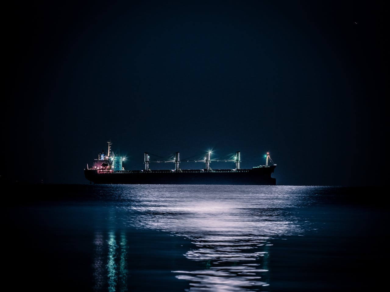 Maritime lighting and signaling: key equipment for safe navigation